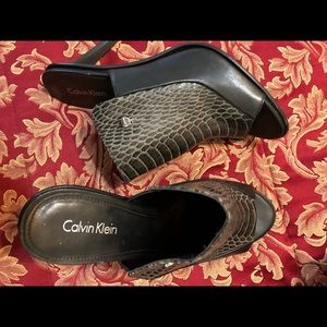 Calvin Klein textured mule